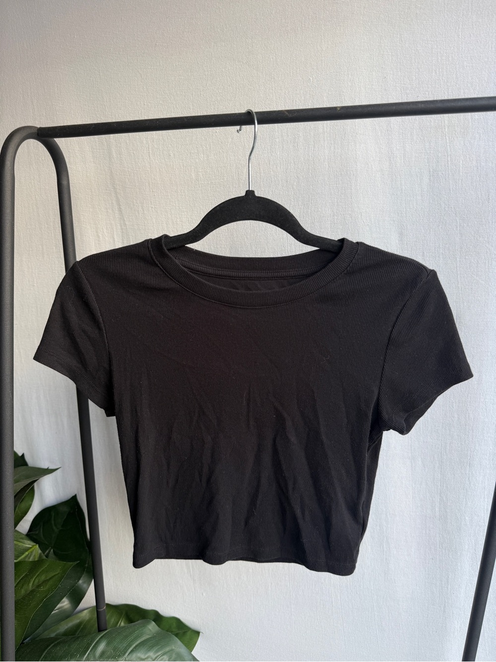 GAP Black Ribbed Cropped T-shirt Crop Top Closet Staple Piece / Size S